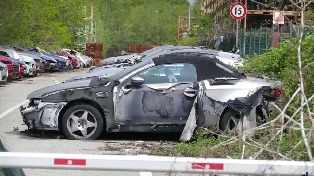 La fabbrica di Ferrari Testarossa e Alfa Romeo Brera è oggi uno spettrale cimitero di auto [VIDEO]