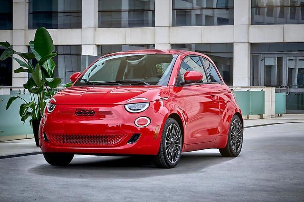 Fiat 500e 2024: la city car elettrica debutta in Nord America [FOTO]