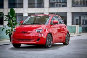 Fiat 500e 2024: la city car elettrica debutta in Nord America [FOTO]