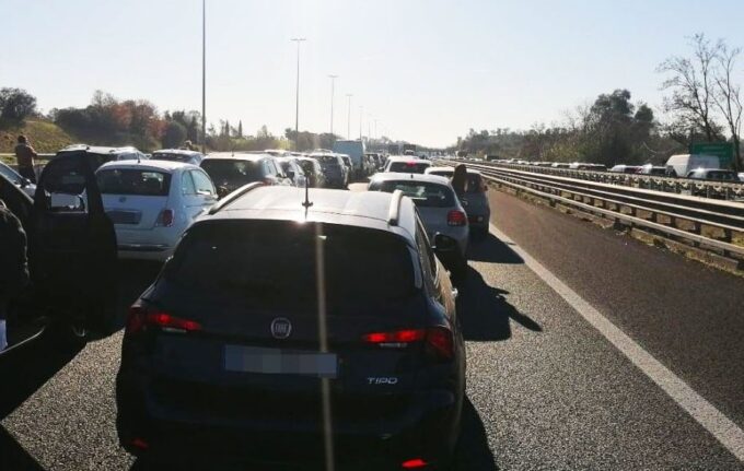 Roma, maxi-incidente sul GRA: un morto e due feriti gravi. Traffico bloccato