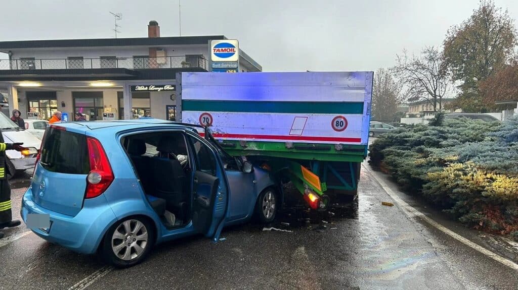 Incidente a Solaro, vicino Milano: auto schiacciata da un camion, grave 19enne