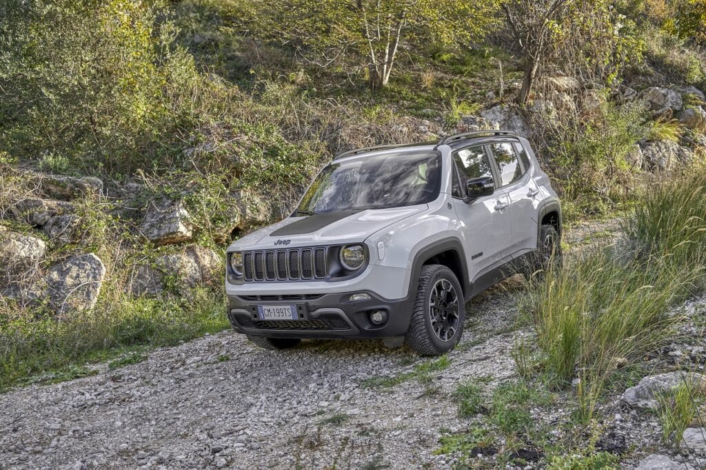 Jeep Renegade 4xe mostra le sue capacità esplorando la Costa Azzurra