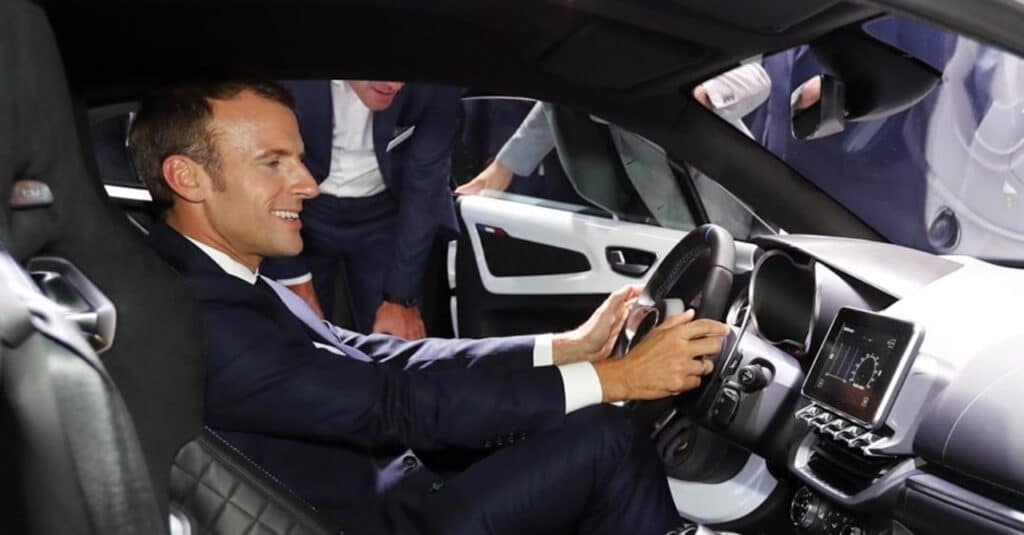 Francia, Macron ha deciso: niente incentivi per le auto elettriche cinesi