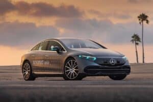 Mercedes: luci turchesi per segnalare l’uso di guida autonoma