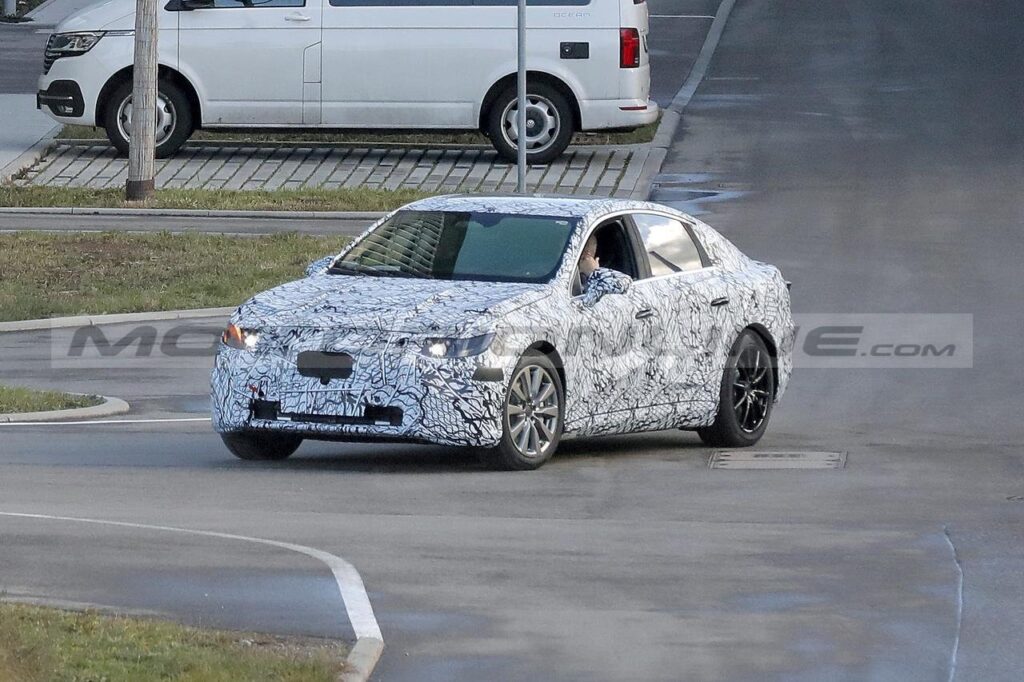 Mercedes EQC Sedan: primo avvistamento su strada [FOTO SPIA]