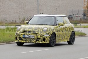 Mini JCW e JCW Cabrio 2025: primo avvistamento delle versioni termiche [FOTO SPIA]