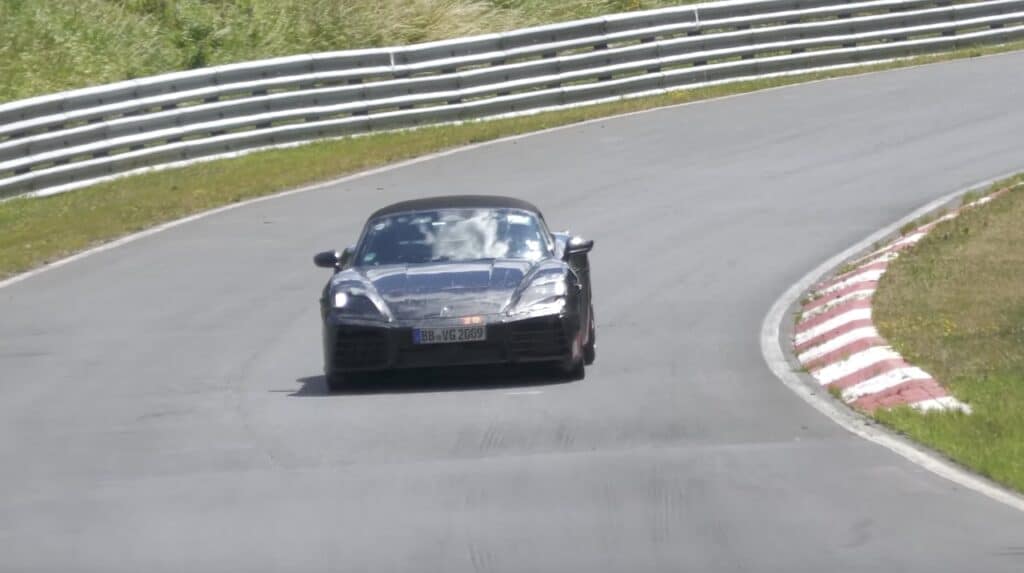 Porsche Boxster EV 2025: proseguono i test al Nurburgring [VIDEO SPIA]