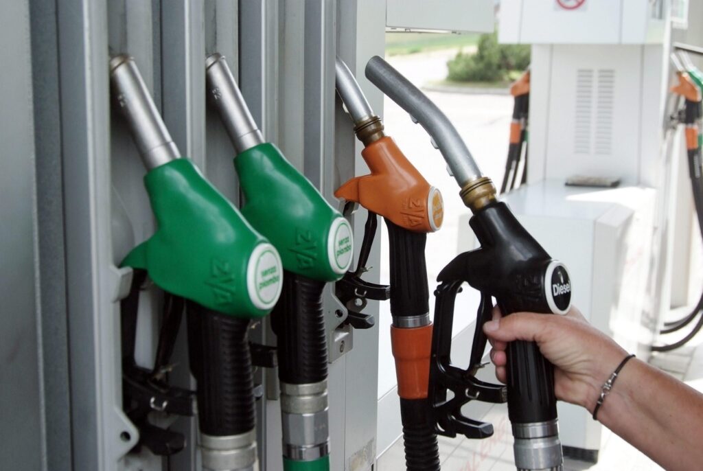 Prezzi benzina: la verde sotto 1,8 euro al litro, ai minimi nel 2023