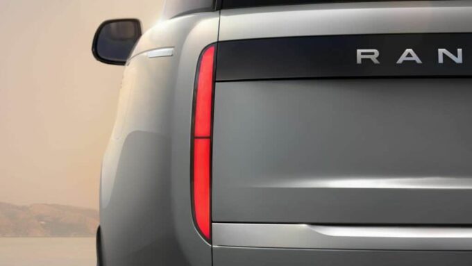 Range Rover Electric promette prestazioni da V8 e capacità off-road all’altezza [TEASER]