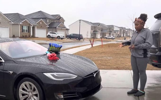 Regala una Tesla alla figlia per il compleanno ma lei ci rimane male: “Volevo una Mercedes rosa” [VIDEO]