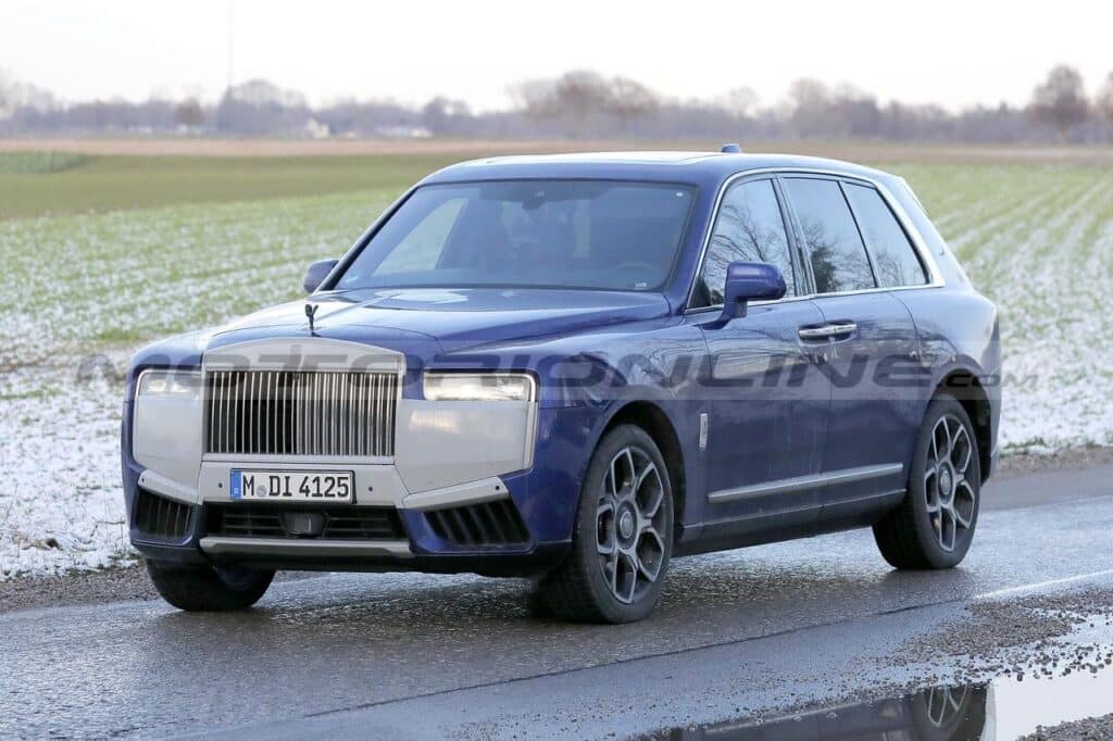 Rolls-Royce Cullinan 2025: primo avvistamento del nuovo restyling [FOTO SPIA]