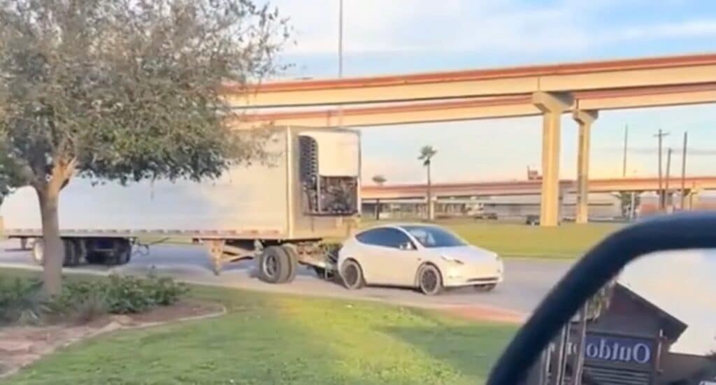 Tesla Model Y avvistata mentre traina un semirimorchio [VIDEO]