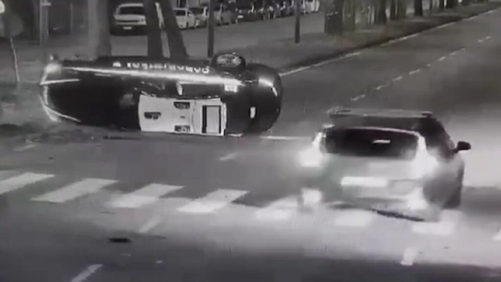 Violento schianto all’incrocio: auto dei carabinieri viene travolta e si ribalta [VIDEO]