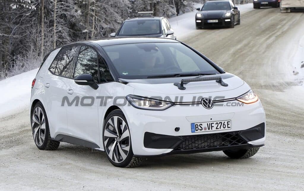 Volkswagen ID.3 GTX: test sulla neve per l’elettrica ad alte prestazioni [FOTO SPIA]