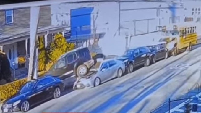 Scuolabus travolge cinque auto: tre feriti [VIDEO]