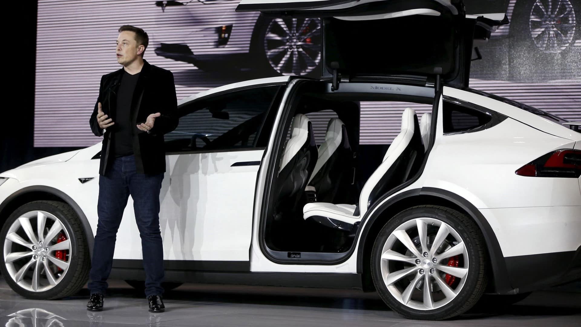 Incidente alla Gigafactory Tesla: un robot colpisce un operaio alla mano