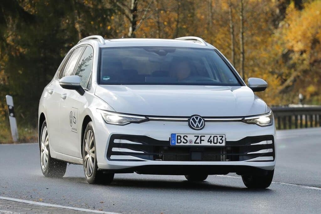Volkswagen Golf R 2024: come cambia la station wagon sportiva