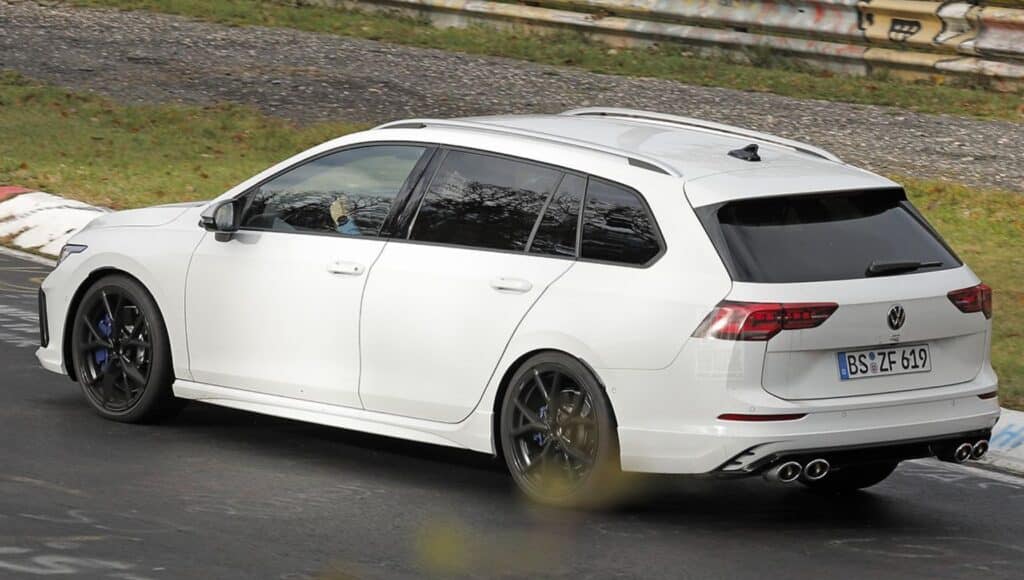 Volkswagen Golf R 2024: come cambia la station wagon sportiva