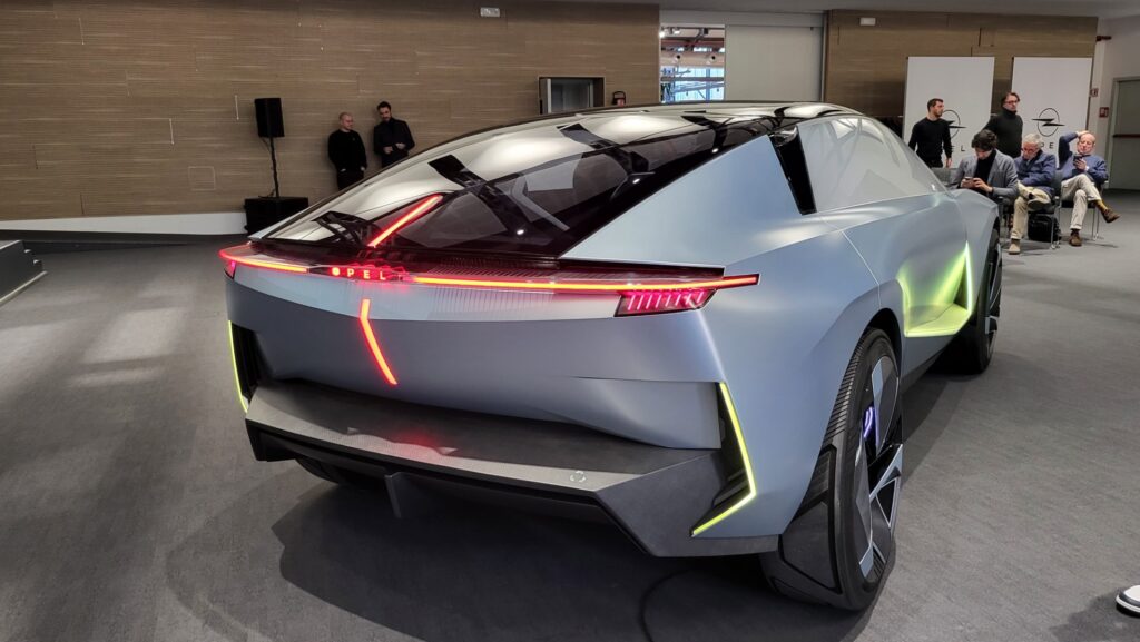 La nuova concept car Experimental 2024 di Opel: ecco come sarà la mobilità nel futuro