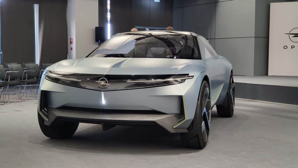 La nuova concept car Experimental 2024 di Opel: ecco come sarà la mobilità nel futuro