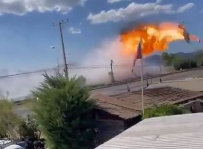 Cile, aereo antincendio trancia i cavi elettrici e si schianta sull’autostrada [VIDEO]
