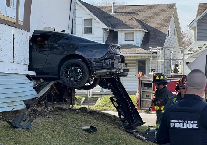 Sbanda alla guida di una Ford Mustang e sfonda la parete di una casa