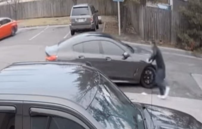 Gli rubano la macchina mentre controlla la pressione degli pneumatici: l’incredibile furto di una BMW Serie 8 [VIDEO]