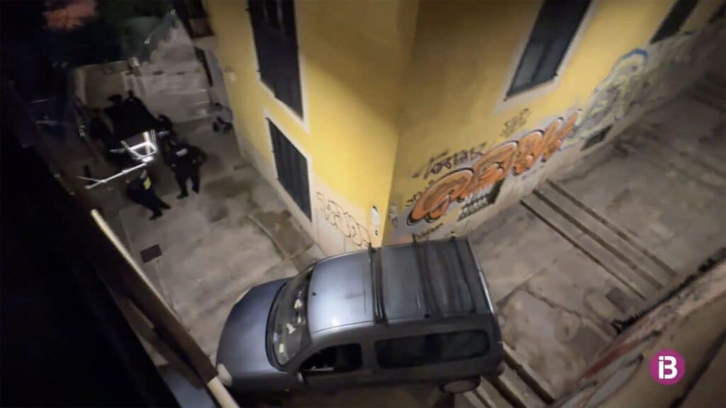 Finisce con l’auto in una scalinata e incolpa Google Maps: era ubriaco [VIDEO]