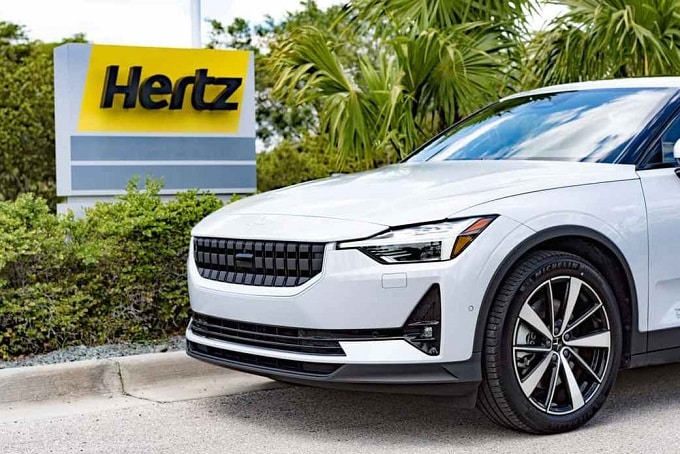 Hertz fa marcia indietro sull’elettrico: vende 20.000 veicoli EV e torna alle auto a benzina