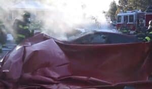 Incendi auto elettriche: in Colorado i pompieri usano una speciale coperta per spegnere una Jaguar EV [VIDEO]