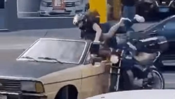 Fa inversione a U con l’auto e taglia la strada a due motociclisti facendoli volare in aria [VIDEO]