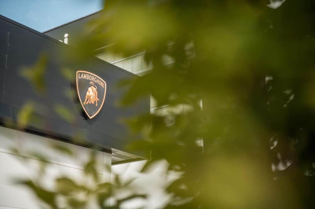 Lamborghini: accelerazione sull’elettrico, 500 nuove assunzioni