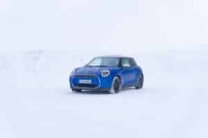 Mini Cooper SE: divertimento di guida anche su neve e ghiaccio [FOTO]