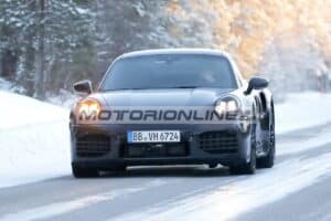 Porsche 911 Turbo 2025: le novità arrivano all’anteriore [FOTO SPIA]