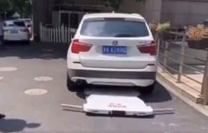 Addio carroattrezzi, in Cina ci pensa un pratico robot alla rimozione delle auto in divieto di sosta [VIDEO]