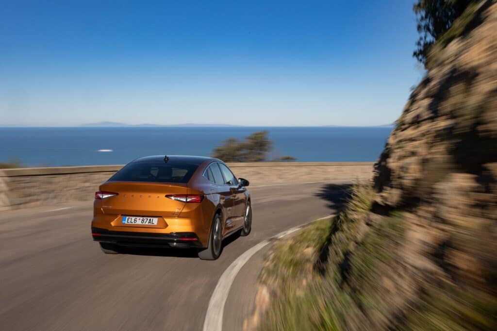 Skoda Enyaq 2024: le caratteristiche con tempi di ricarica, motori e prezzi