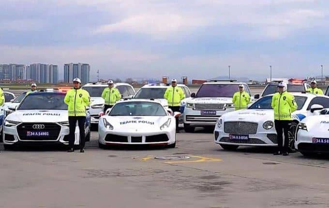 Il maxi-sequestro di supercar, SUV e sportive di lusso che fa felice la polizia turca