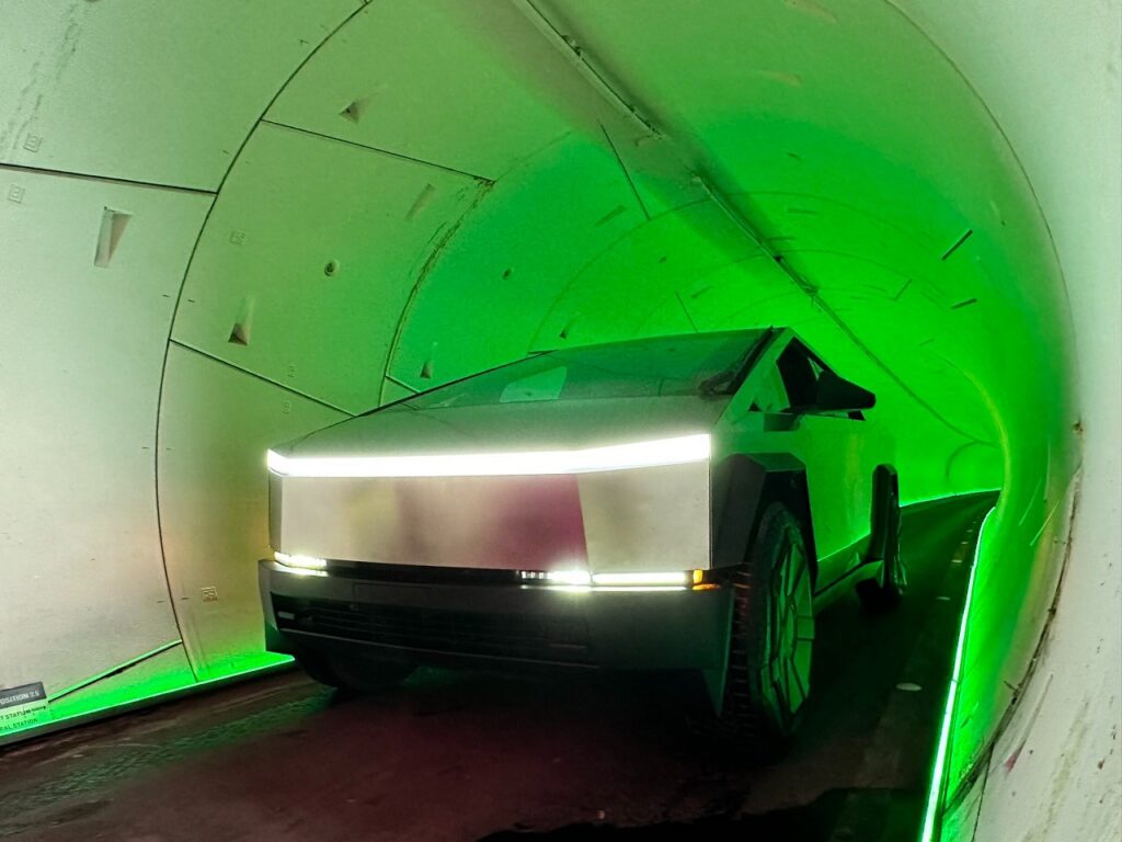Tesla Cybertruck sarà disponibile per le corse nel tunnel sotterraneo di Las Vegas