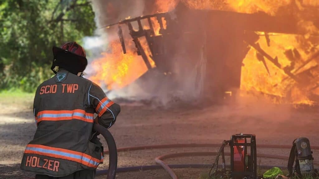 Una Tesla e una Volvo PHEV prendono fuoco: incendio distrugge una casa nel Michigan [VIDEO]