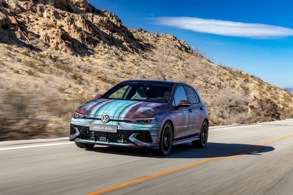 Volkswagen Golf 2024: la versione camuffata al CES di Las Vegas [FOTO]