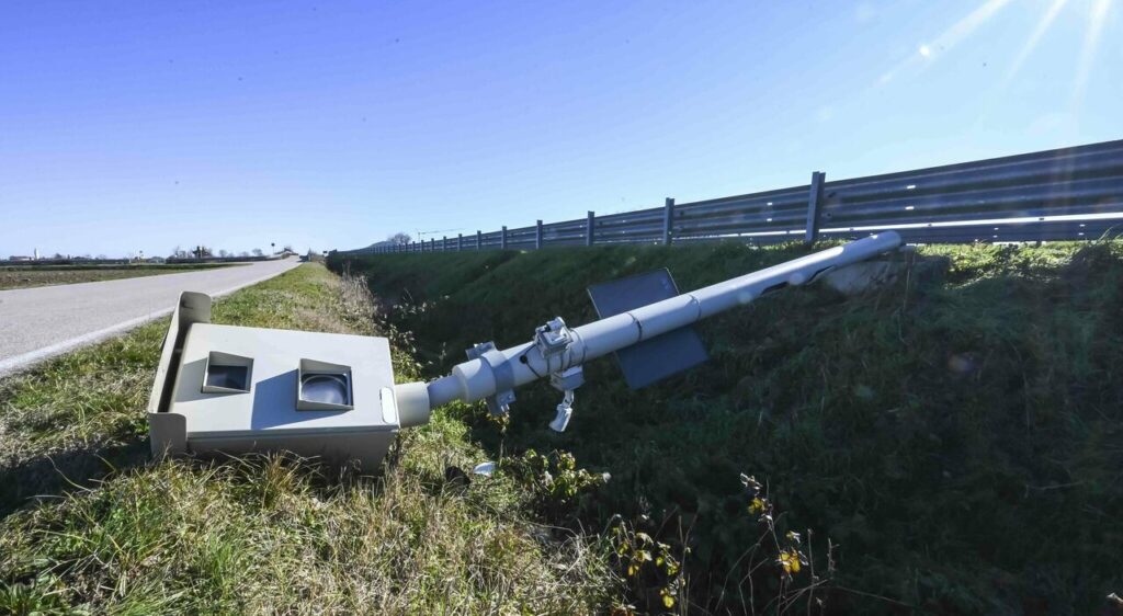 Autovelox abbattuti: c’è un caso anche in Puglia, preoccupa l’emulazione di Fleximan