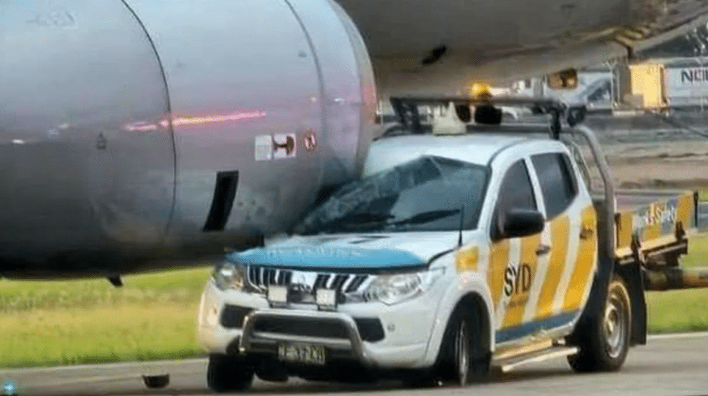 Incidente aeroporto Sydney: lo scontro tra Mitsubishi e Airbus A320 ha dell’incredibile [VIDEO]