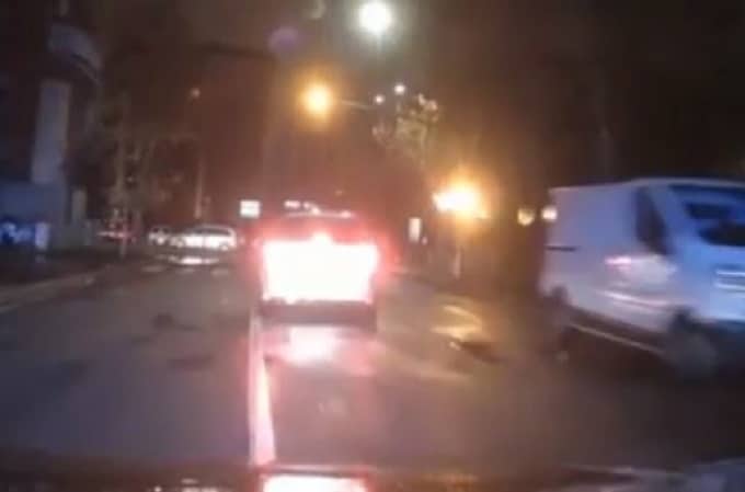 Cologno Monzese, scappano dai carabinieri a bordo di un’auto rubata: lo schianto contro un palo pone fine alla fuga [VIDEO]