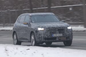 BMW X3 2025: l’evoluzione del SUV tedesco nuovamente paparazzato [VIDEO SPIA]