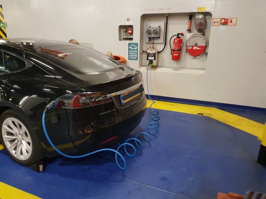 L'auto elettrica può prendere il traghetto? Il caso di Corsica Linea