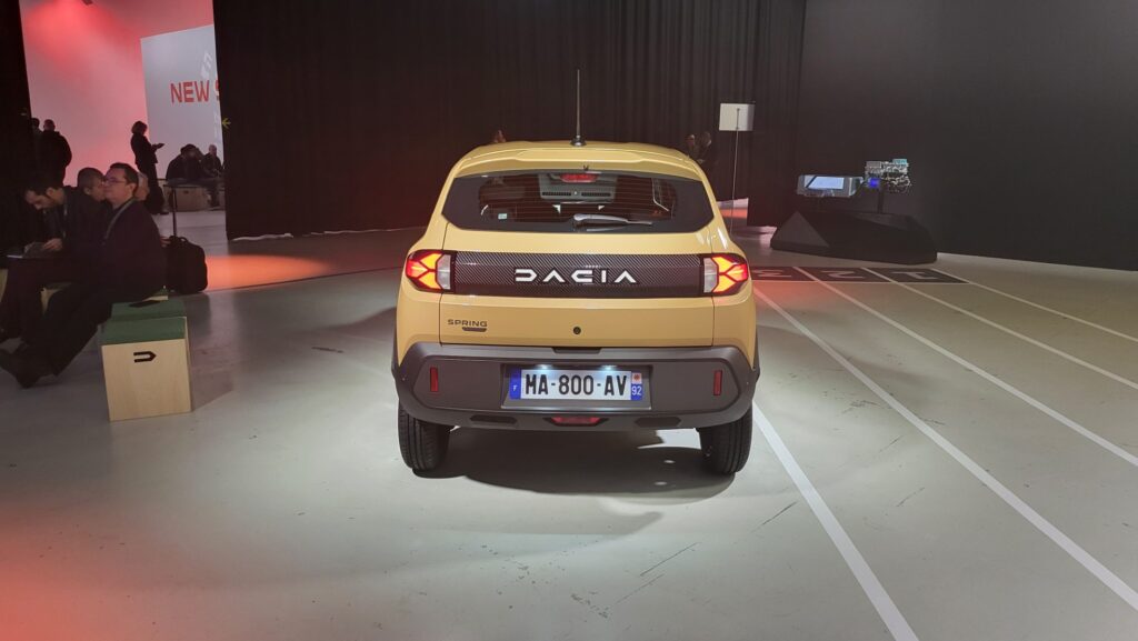 Dacia Spring 2024: cambia tutta. Dentro, fuori e nella sostanza