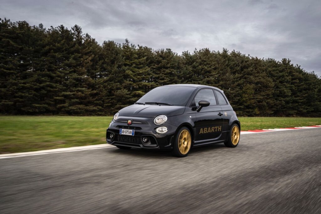 Abarth 695 75° Anniversario: la serie speciale celebrativa [FOTO]