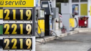 Prezzi benzina: dopo lo stop all’obbligo di esporre i prezzi medi Assoutenti chiede chiarezza