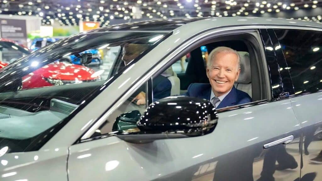 Auto elettriche: i concessionari negli USA chiedono a Biden di rallentare