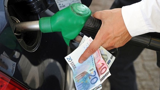 Aumento prezzi benzina, Codacons: “Stangata da 3,9 miliardi di euro. A breve effetti anche sul carrello della spesa”